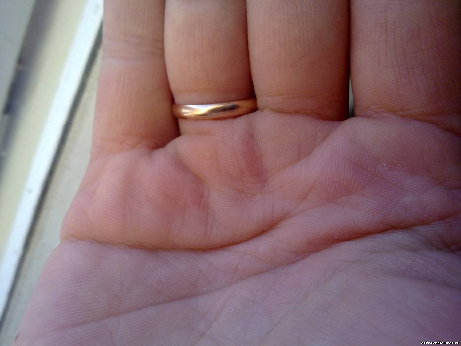 Кольцо соломона на пальце